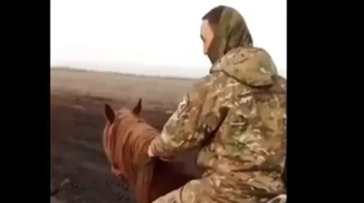 VIDEO După ce au pierdut 15.000 de vehicule militare, trupele ruse folosesc caii în războiul din Ucraina