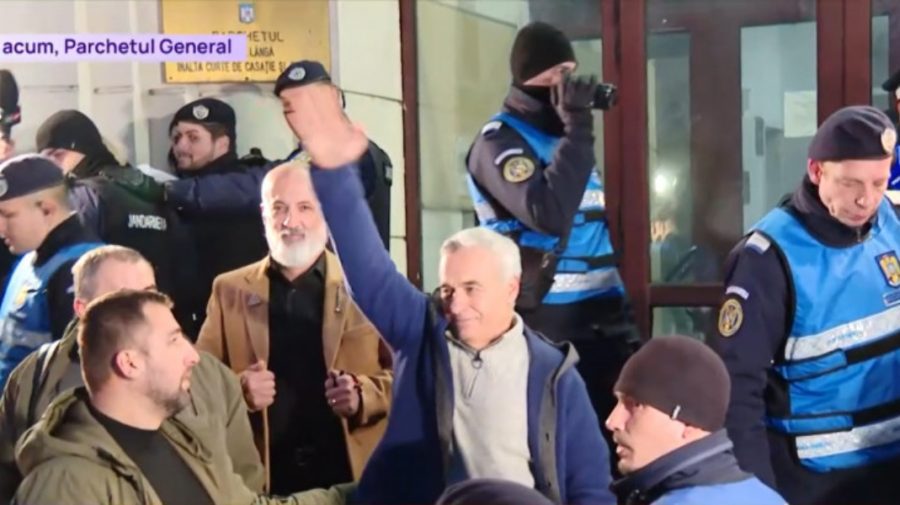Călin Georgescu, pus sub control judiciar, după 5 ore de audieri. A ieșit din sediul Parchetului General în aplauze
