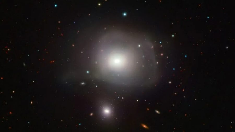 Descoperire spectaculoasă a astronomilor. Au găsit o galaxie neobișnuită care își devorează vecinii