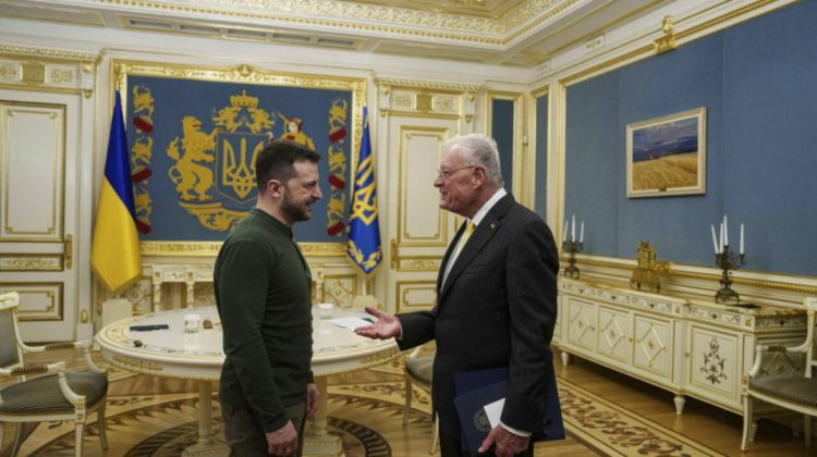 După criticile și insultele lui Trump, Zelenski a fost lăudat de trimisul său: „Liderul curajos al unei țări în luptă”