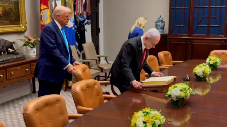 VIDEO Trump „s-a transformat în sclavul Israelului”. Momentul în care îi așează scaunul lui Netanyahu a devenit viral