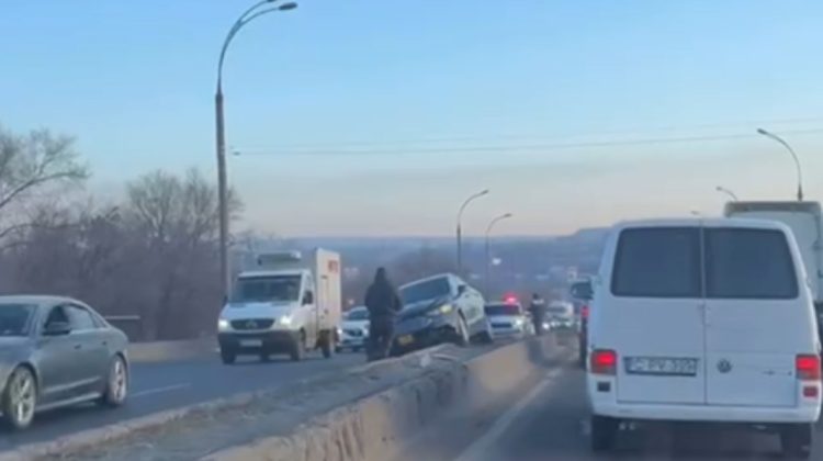 VIDEO Accident în Chișinău, cu implicarea a două mașini. În zonă s-au format ambuteiaje
