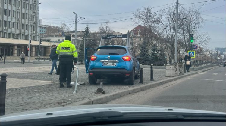 VIDEO Accident în Capitală. Un șofer începător a doborât un pilon din plastic, dar și un indicator