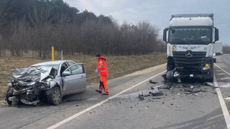 FOTO Impact puternic pe traseul Chișinău-Ungheni. Un șofer și-a pierdut viața