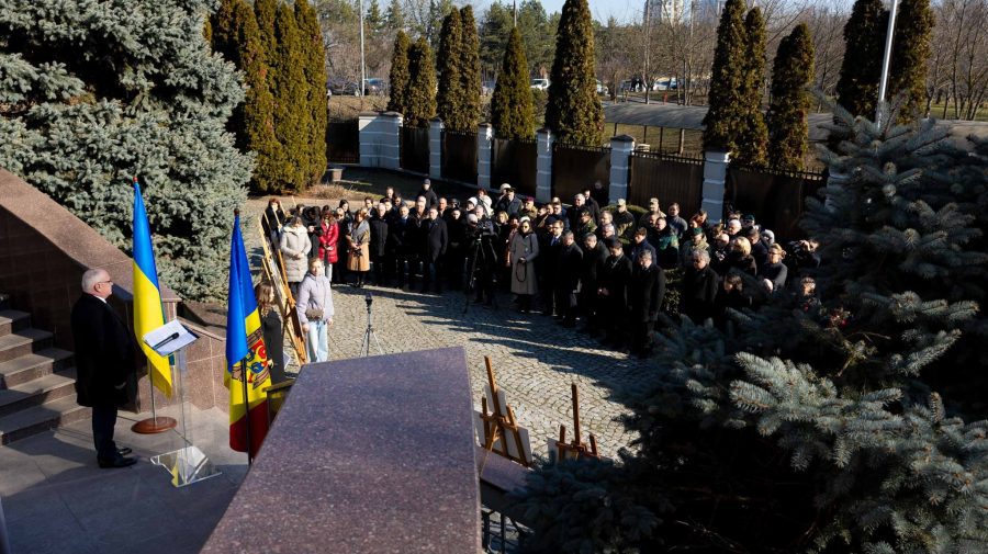 FOTO, VIDEO Flori, cărți și comemorarea victimelor războiului, la ambasada Ucrainei: Moldova este parte a lumii libere