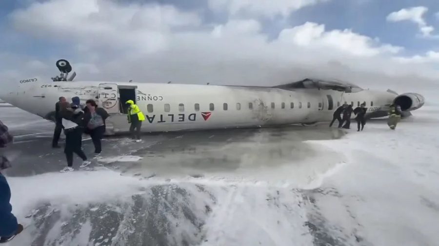Incident aviatic pe aeroportul din Toronto. O aeronavă cu 80 de oameni la bord s-a răsturnat