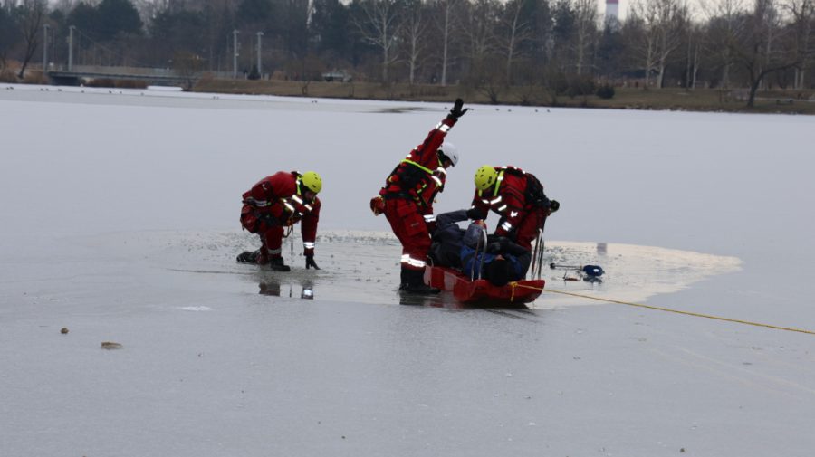 La un pas tragedie! Un pescar a fost salvat de la înec, după ce s-a prăbușit sub gheața unui lac