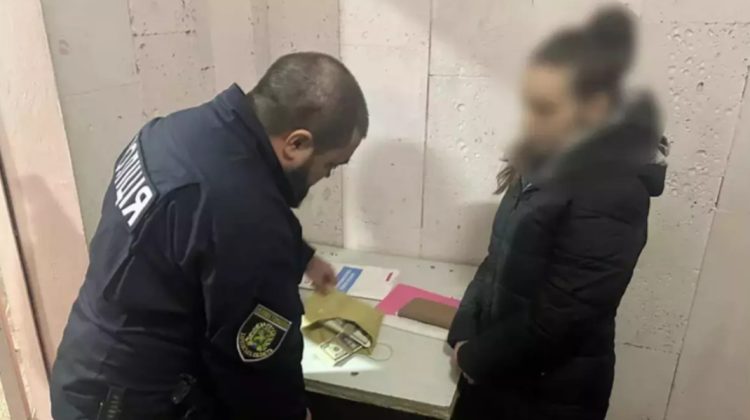 O femeie ar fi fost prinsă în timp ce voia să-și vândă copilul