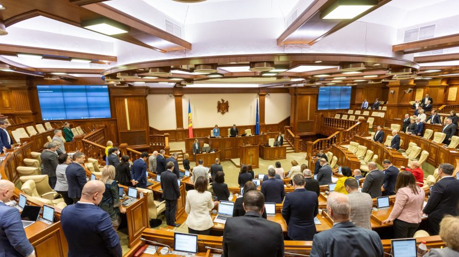 Trei ani de război în Ucraina. Deputații au ținut un minut de reculegere în memoria victimelor războiului