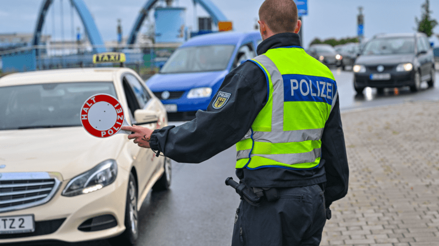 Un șofer a rămas definitiv fără permis și riscă să ajungă la închisoare: A depășit mașina de poliție cu 200 km/h