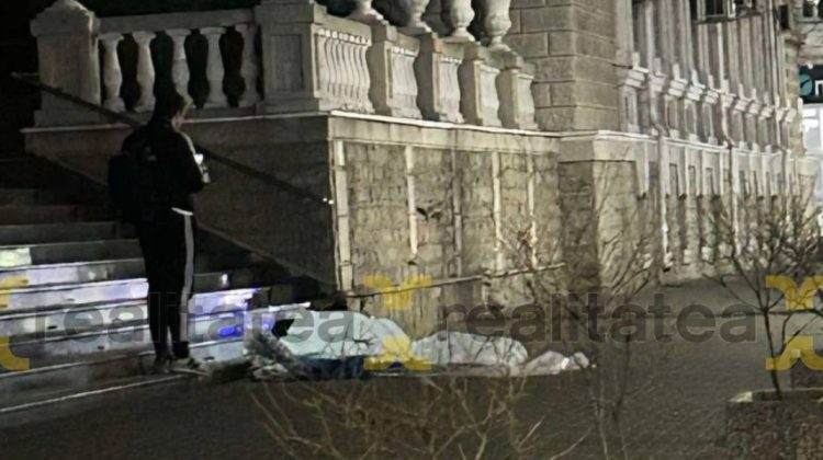 VIDEO „Culcat la pământ și învelit cu o plapumă”. Protest neobișnuit în fața MAI