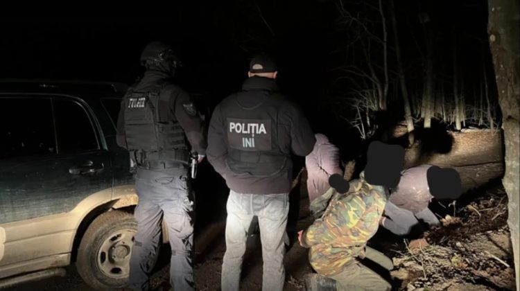 VIDEO Mascații le-au dat peste cap ”petrecerea”. Mai mulți angajați ai unei rezervații naturale, prinși vânând mistreți