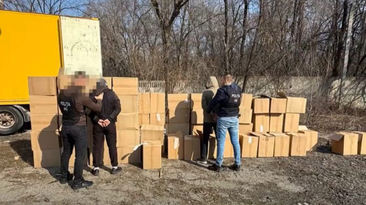 VIDEO Într-o remorcă din Capitală au fost găsite mai multe pachete cu țigări. Poliția a identificat câteva persoane