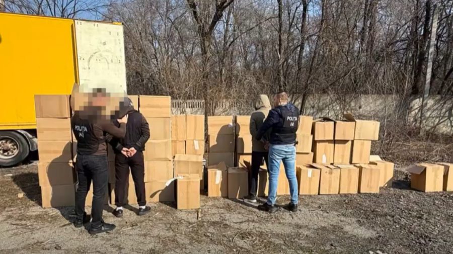 VIDEO Într-o remorcă din Capitală au fost găsite mai multe pachete cu țigări. Poliția a identificat câteva persoane
