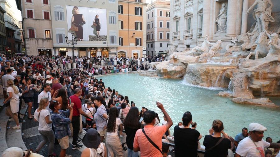 Un turist, amendat cu 500 de euro după ce a plonjat în Fontana di Trevi