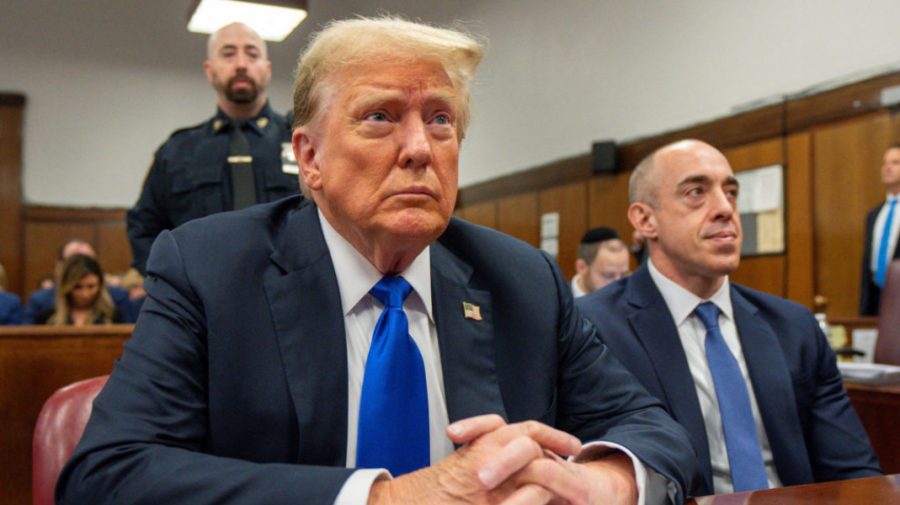 Mii de angajați concediați de Donald Trump, reangajați de judecători federali