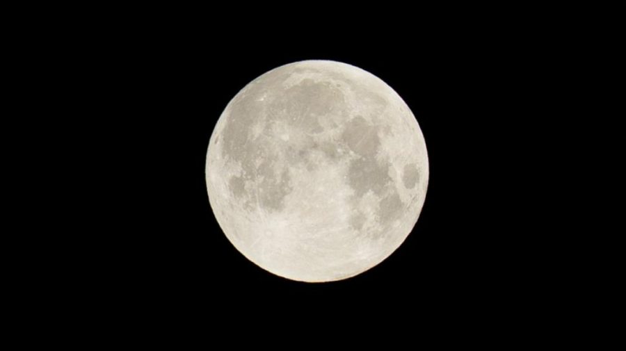 Luna plină a devenit „roşie”, noaptea trecută, cu ocazia unei eclipse totale. Imagini cu fenomenul rar