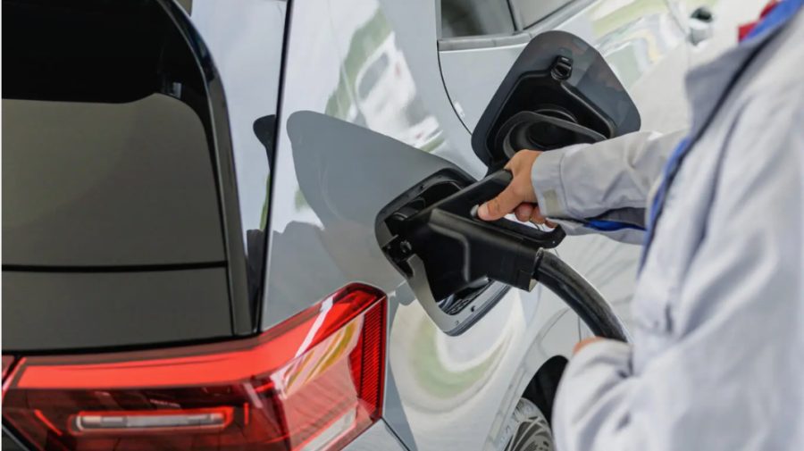 Strategia UE pentru creșterea cererii de vehicule electrice: scutiri de taxe și noi subvenții