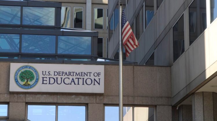 Trump vrea să desfiinţeze Ministerul Educaţiei, pentru că „îndoctrinează copiii”
