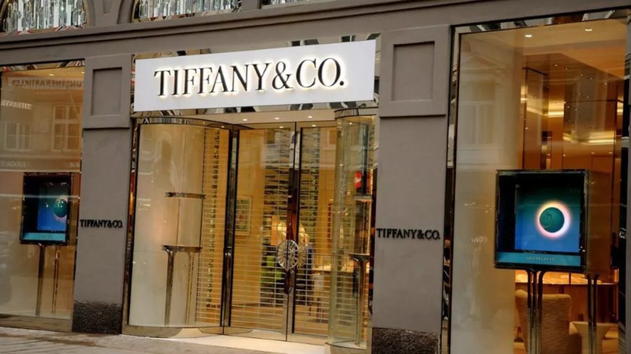 Un bărbat ar fi înghițit cercei Tiffany & Co. în valoare de 769 de mii de dolari, după un jaf la un magazin din Florida