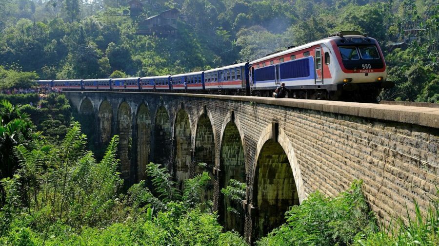 O turistă chineză a fost grav rănită, după ce și-a scos capul pe fereastra unui tren pentru a face o fotografie