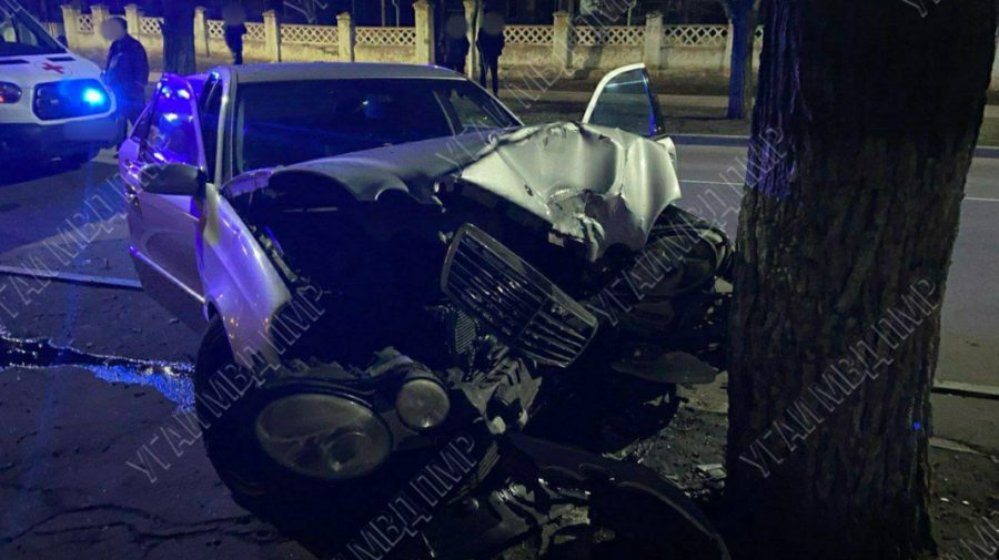 FOTO Accident la Bender. Două persoane au avut de suferit, după ce șoferul a pierdut controlul volanului