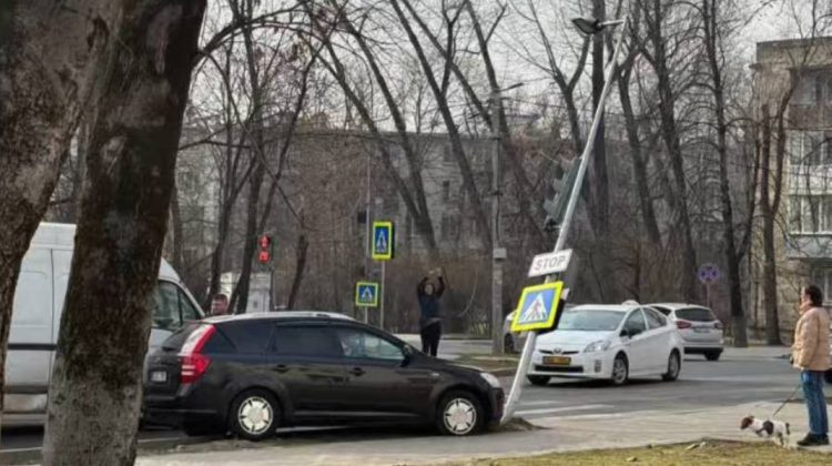 VIDEO Și-a început ziua cu piciorul stâng. Un șofer a ajuns cu mașina într-un semafor