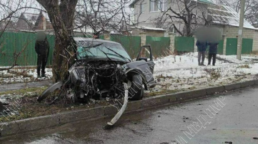 FOTO Accident violent la Tiraspol. O persoană a ajuns în reanimare, iar alta s-a ales cu răni ușoare