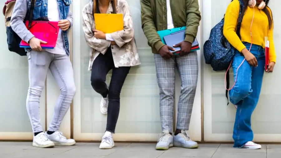 STUDIU Adolescenții resimt presiuni diferite în funcție de gen, chiar dacă au aspirații comune