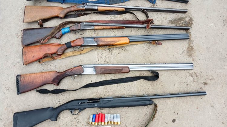 FOTO Și-au luat armele și au pornit la vânat ilegal. Opt moldoveni – prinși în zona de frontieră