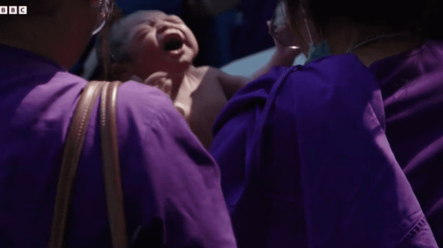 Momentul în care un bebeluș s-a născut în mijlocul dezastrului după cutremurul din Myanmar – VIDEO