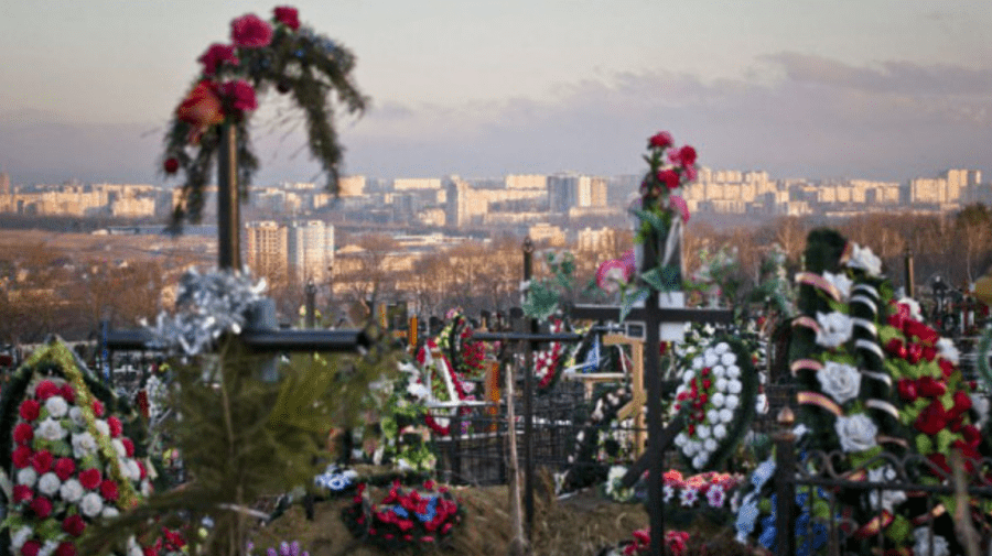 Petiție pentru eliminarea coroanelor funerare nereciclabile, depusă la Ministerul Mediului