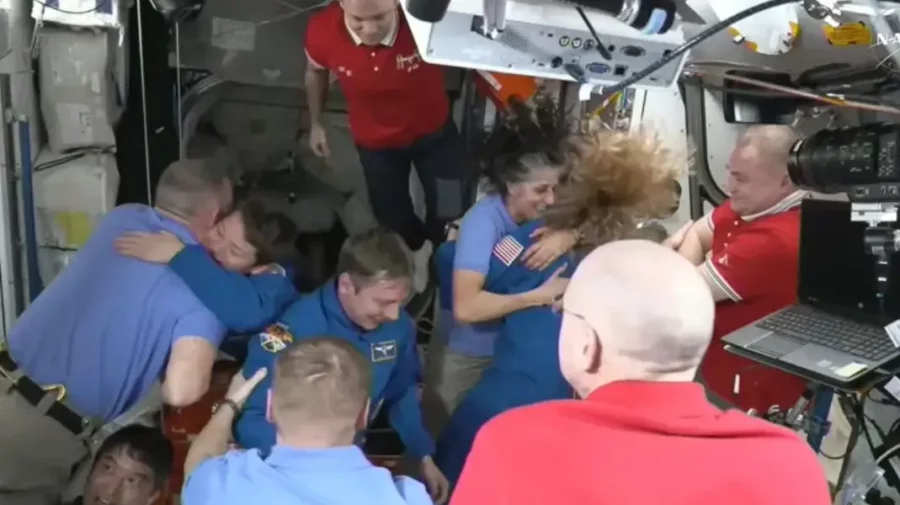 O nouă echipă de astronauţi a ajuns pe Staţia Spaţială Internaţională, pentru a-i aduce acasă pe cei blocați de 9 luni