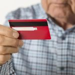 CNAM a anunțat când pensiile și alocațiile sociale pentru septembrie vor fi transferate pe carduri