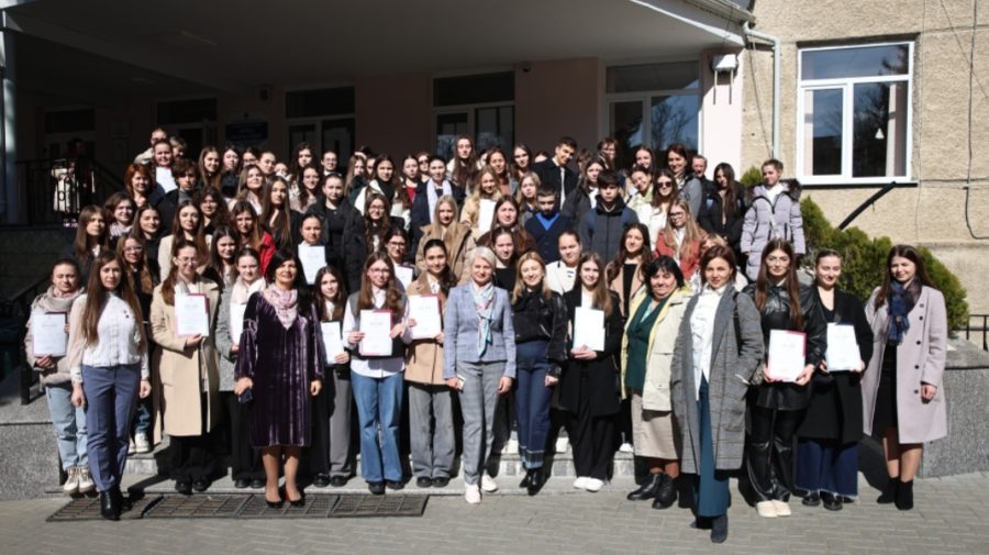 Au fost desemnați premianții Olimpiadei Republicane la Limba și literatura română. Cine sunt aceștia