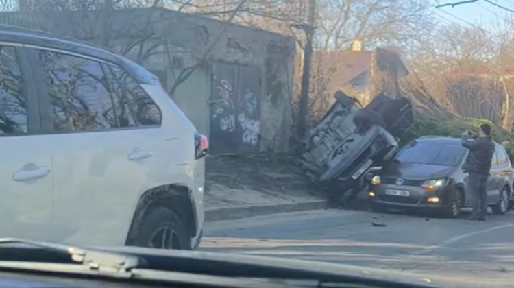Un automobil s-a răsturnat astăzi pe o stradă din Chișinău. Imagini VIDEO de la fața locului