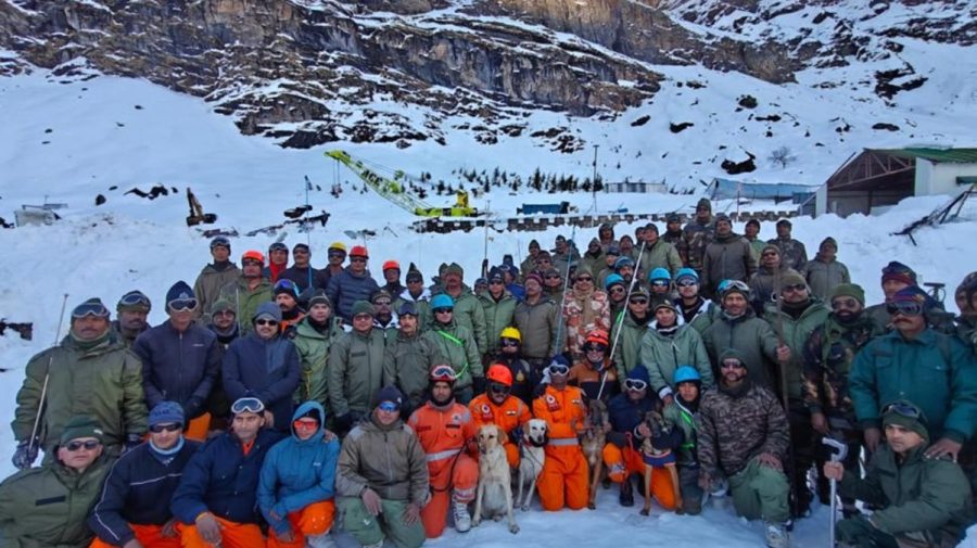 Zeci de oameni au fost găsiți în viață la două zile după ce au fost îngropați în zăpadă de o avalanșă, în Himalaya