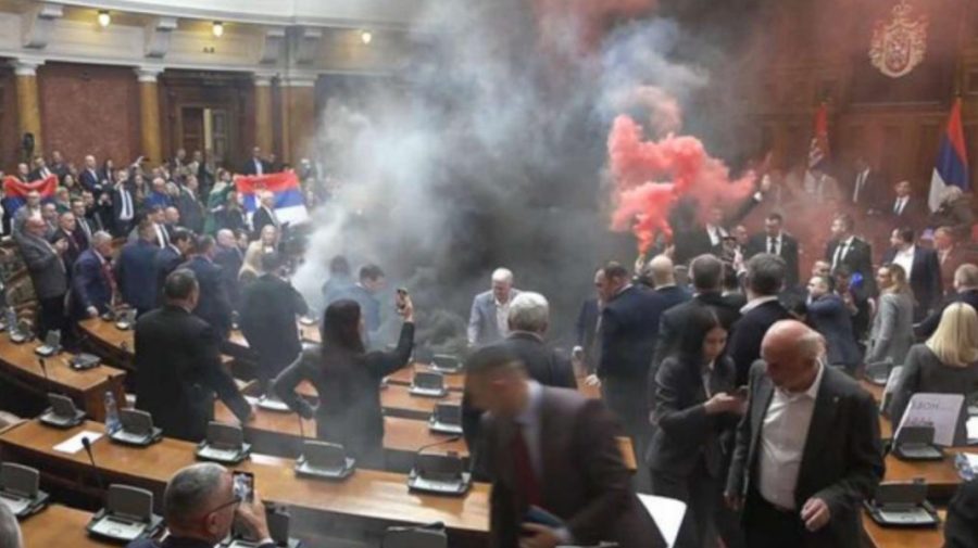 VIDEO Haos în Parlamentul din Serbia: Deputații opoziției au aruncat cu grenade fumigene. Sunt răniți
