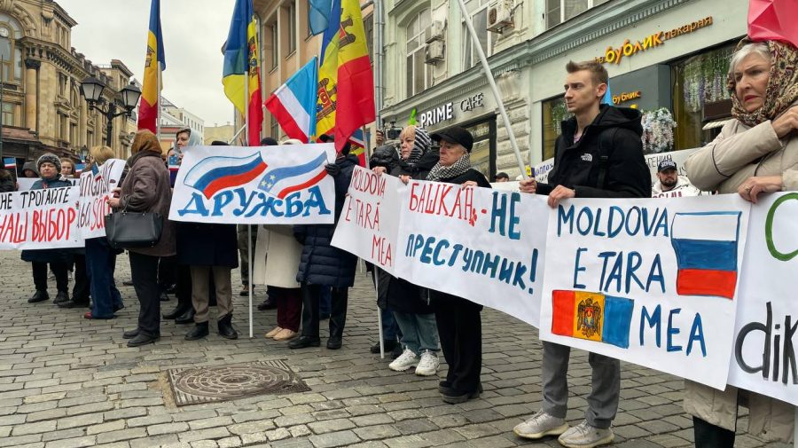 Jurnalist BBC: Un grup de studenți din Moscova, impus să iasă la protestul pro-Guțul din fața ambasadei Moldovei