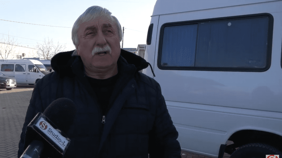 VIDEO Şoferul unui microbuz de rută, amendat pentru că a pornit mai devreme din autogară, deși avea călători suficienți