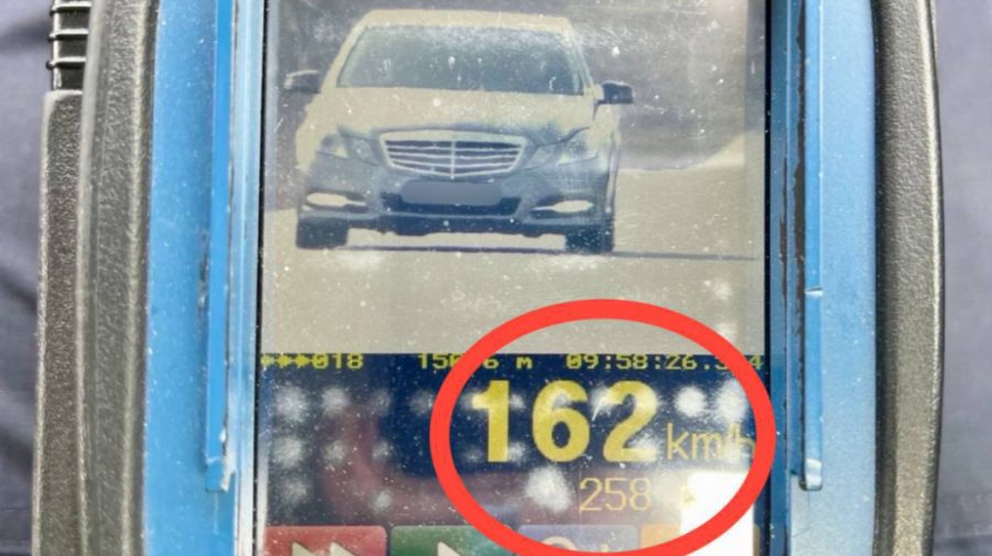 Un Mercedes a fost surprins de aparatul TruCAM circulând cu 162 km/h. Ce pedeapsă riscă șoferul