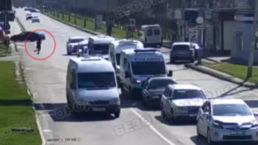 VIDEO O persoană a fost lovită de un automobil, condus de un tânăr fără permis de conducere