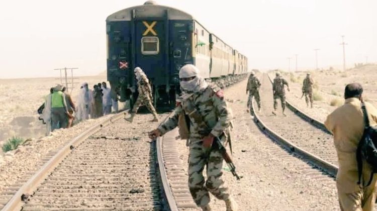 Tren cu peste 400 de persoane, deturnat în Pakistan: 155 de pasageri salvaţi, alţii sunt încă ţinuţi ostatici