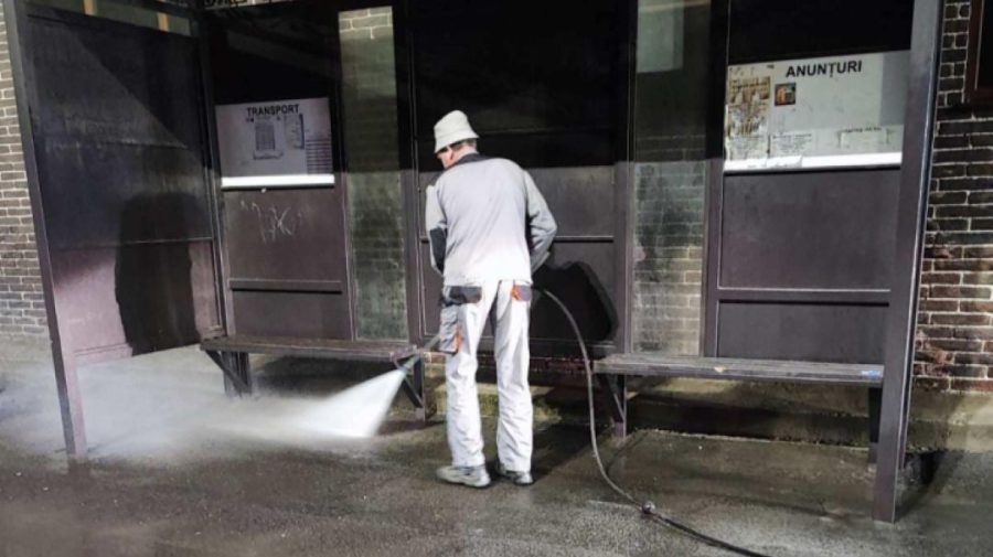 Chișinăul – mai curat! Trotuarele și stațiile de așteptare din capitală vor fi spălate
