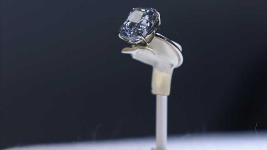 Un rar diamant albastru, expus la Abu Dhabi înainte să fie scos la licitație