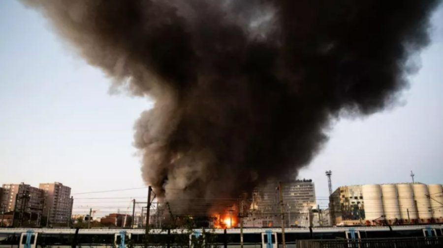 Incendiu puternic la Paris, coloană de fum dens înaltă de 170 de metri. A luat foc un centru de reciclare a deșeurilor