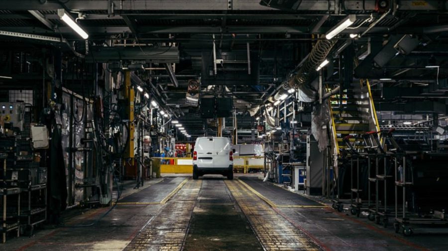 Primul producător auto lovit de tarifele lui Trump: 900 de angajați concediați și producție suspendată