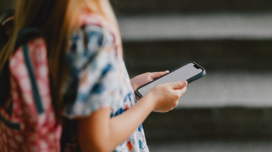 Încă o țară europeană interzice telefoanele mobile în școli. Efectul acestora asupra copiilor este devastator