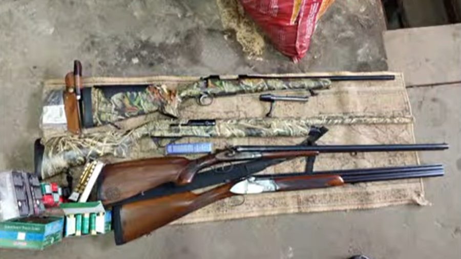 VIDEO Arme și cartușe, descoperite la câteva persoane. Unde au fost efectuate perchezițiile