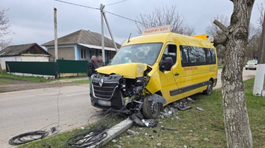 FOTO Un accident rutier cu implicarea unui autobuz școlar s-a produs în raionul Ocnița. Ce spune Poliția